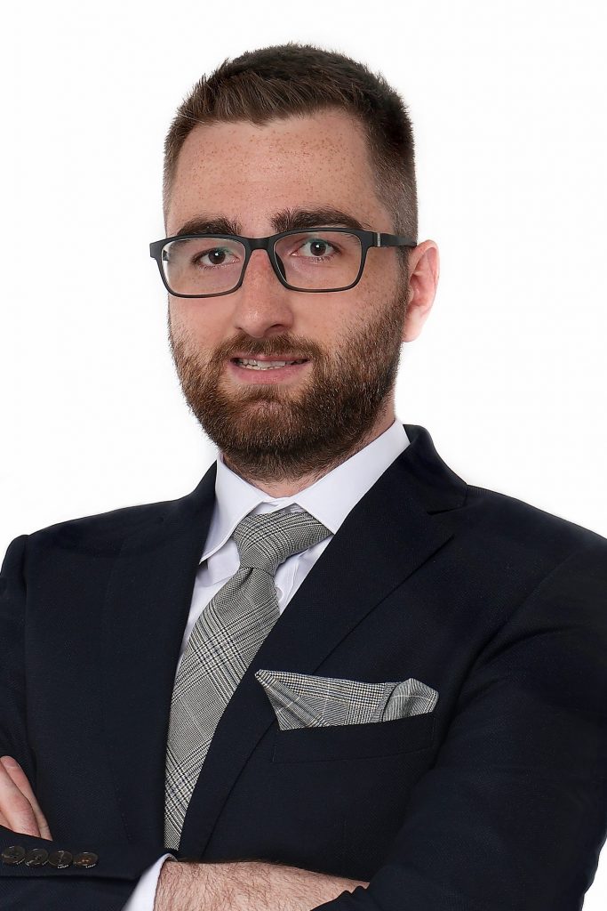 mgr Łukasz Ważny - zdjęcie w garniturze